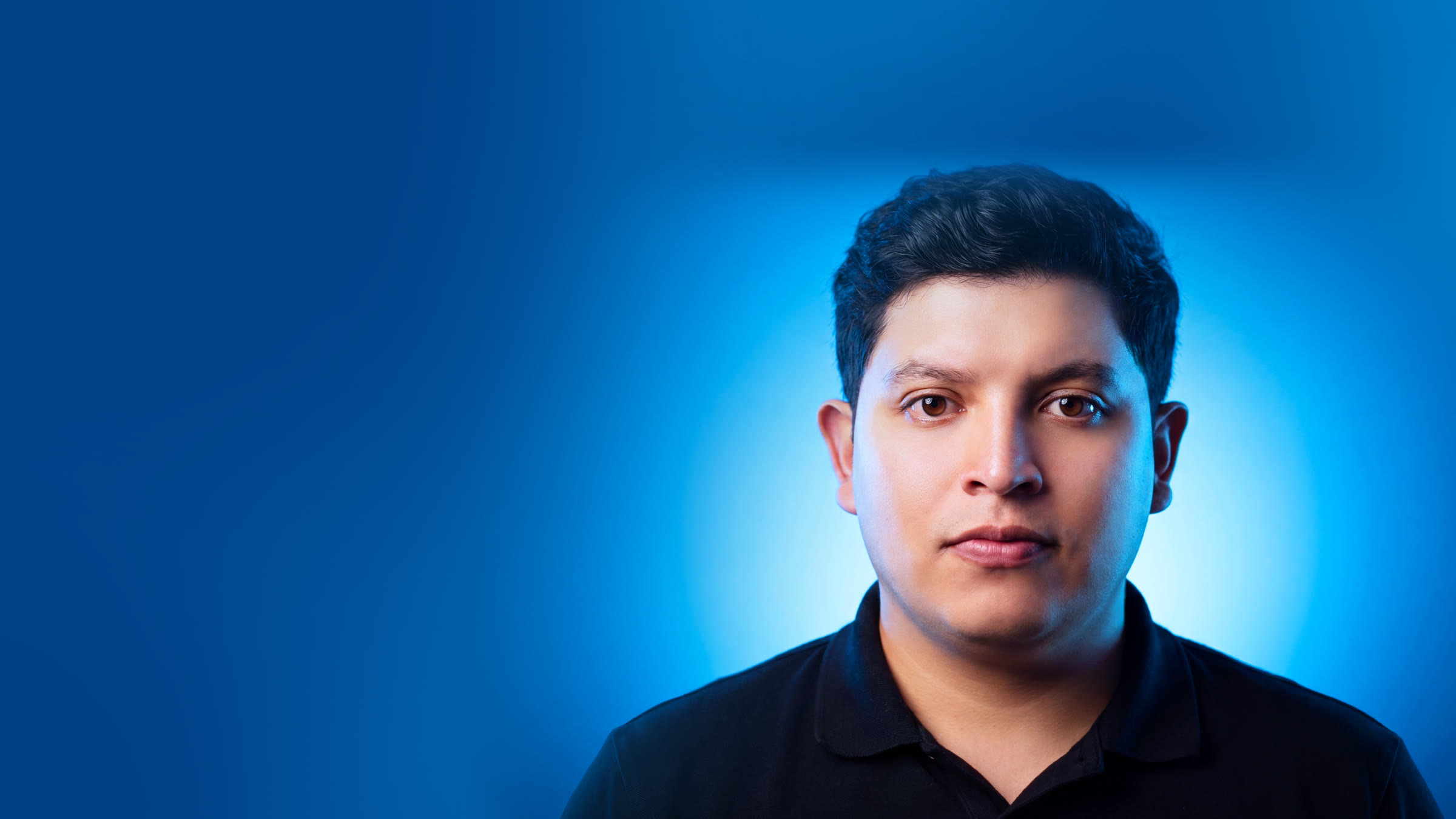 Retrato do fundador da RAIZ STUDIO sobre fundo azul