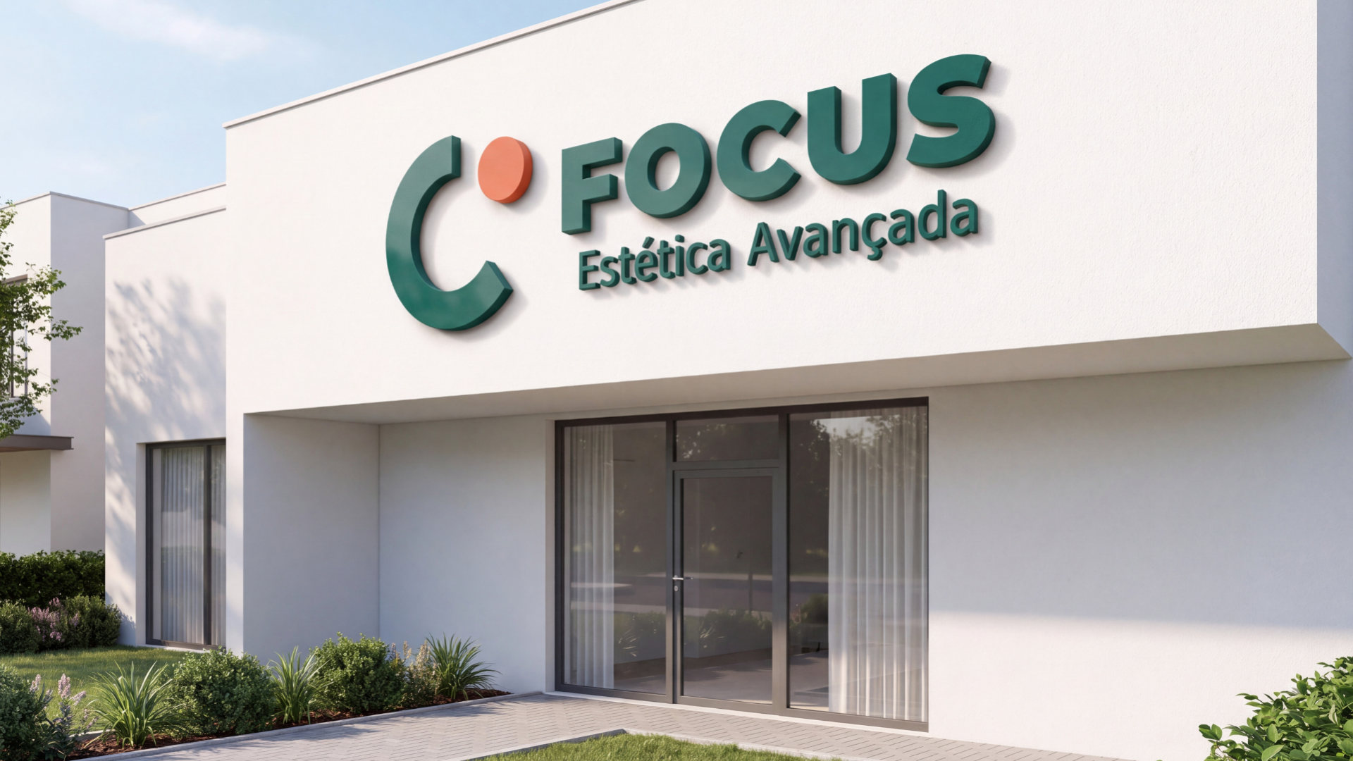 Fachada da cl&iacute;nica em branco, com o logotipo horizontal do FOCUS em relevo acima da entrada de vidro.