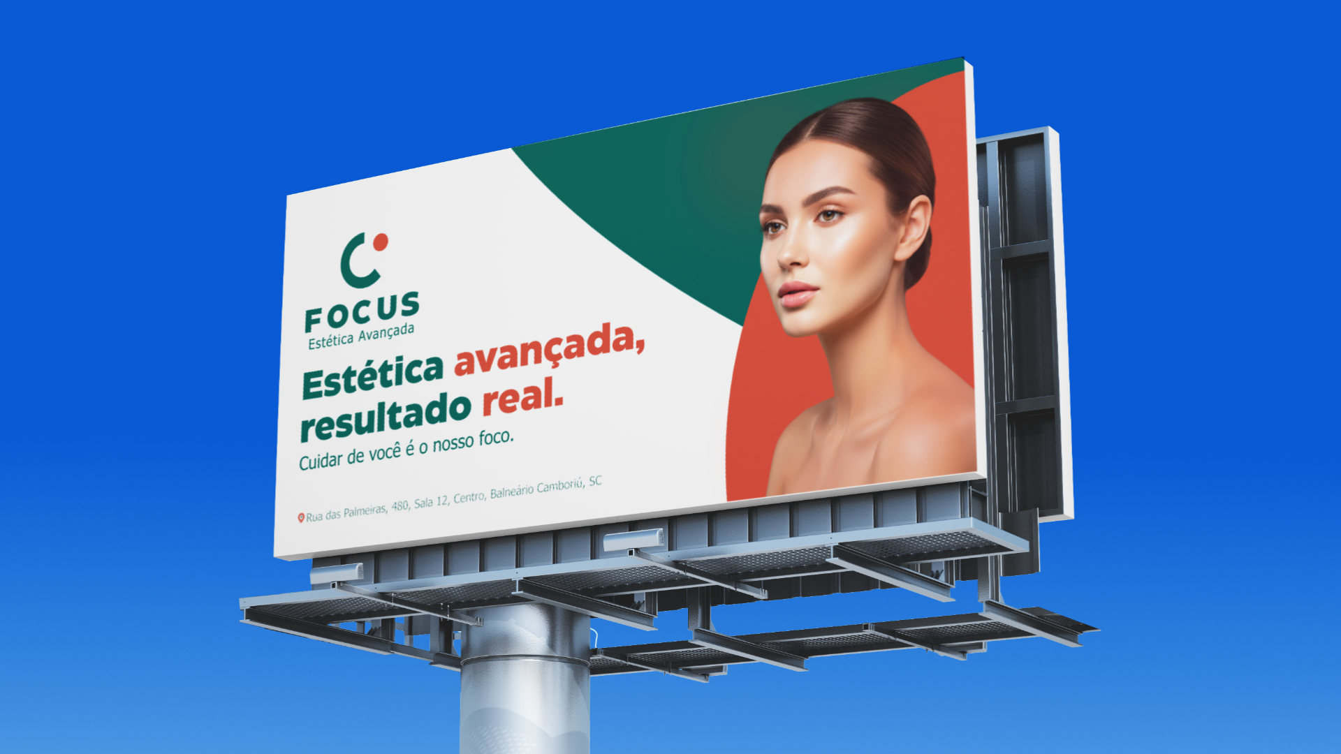 Outdoor do FOCUS &agrave; beira da via: logotipo, o
       an&uacute;ncio &ldquo;Est&eacute;tica avan&ccedil;ada, resultado real&rdquo; e retrato em close.